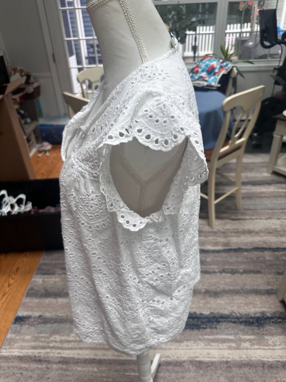 Vineyard Vines white flutter sleeve eyelet top size XL. - Picture 3 of 6